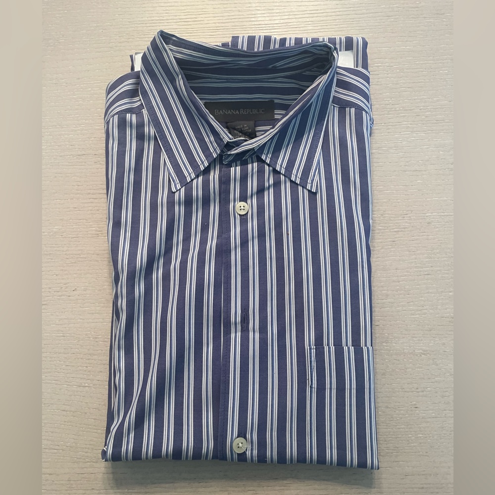 Banana Republic Button Down Shirt. 100% Cotton, Size Medium, Blue and White.